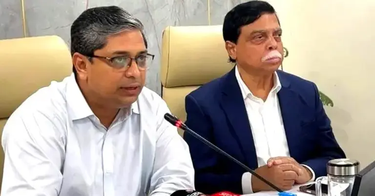 সভায় কথা বলছেন স্থানীয় সরকার, পল্লী উন্নয়ন ও সমবায় প্রতিমন্ত্রী মীর শাহে আলম